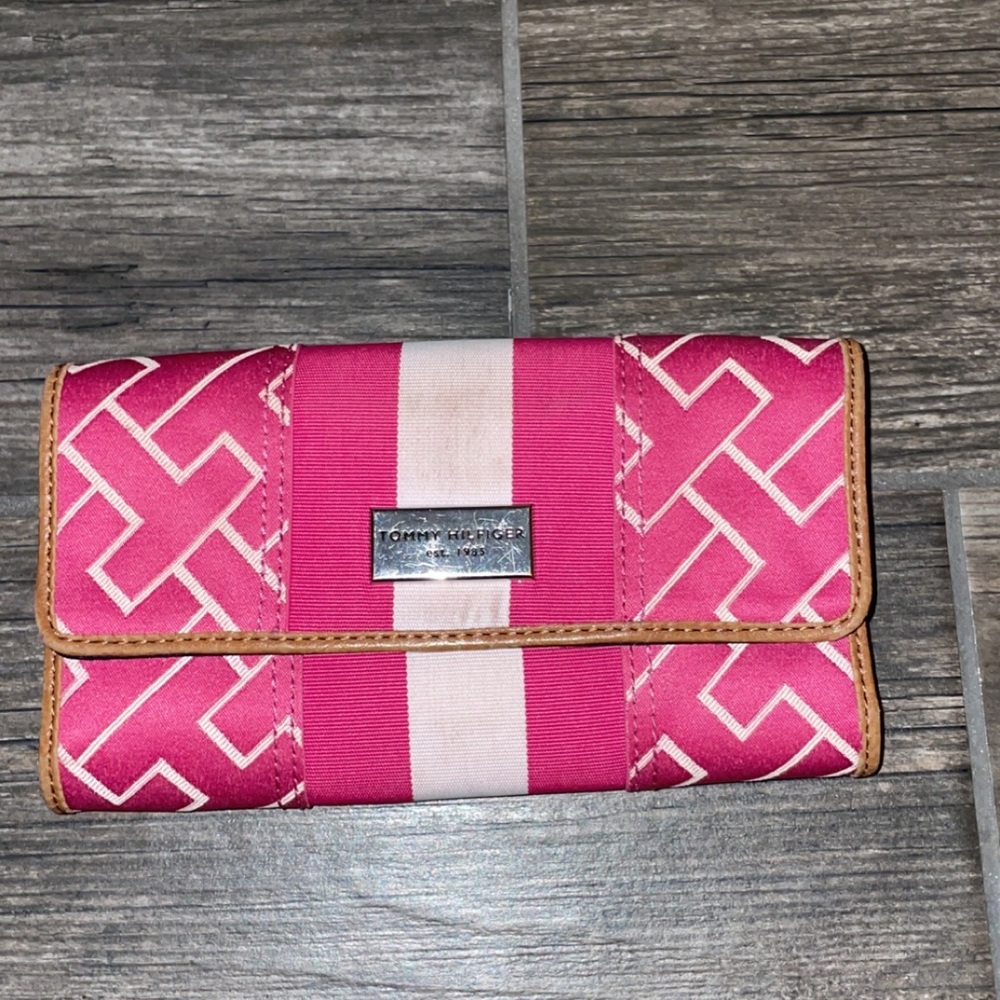 Little pink/white wallet
